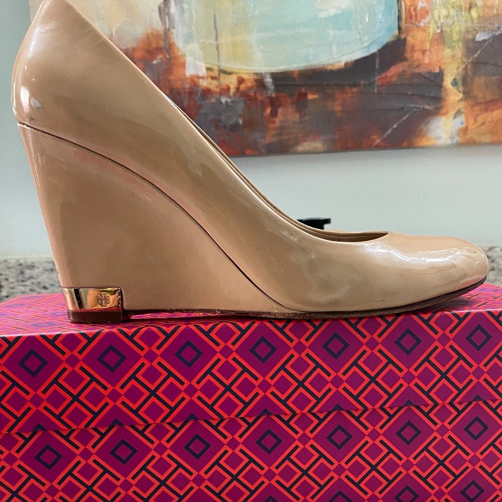 Tory Burch Astoria Wedge in Nude size 8